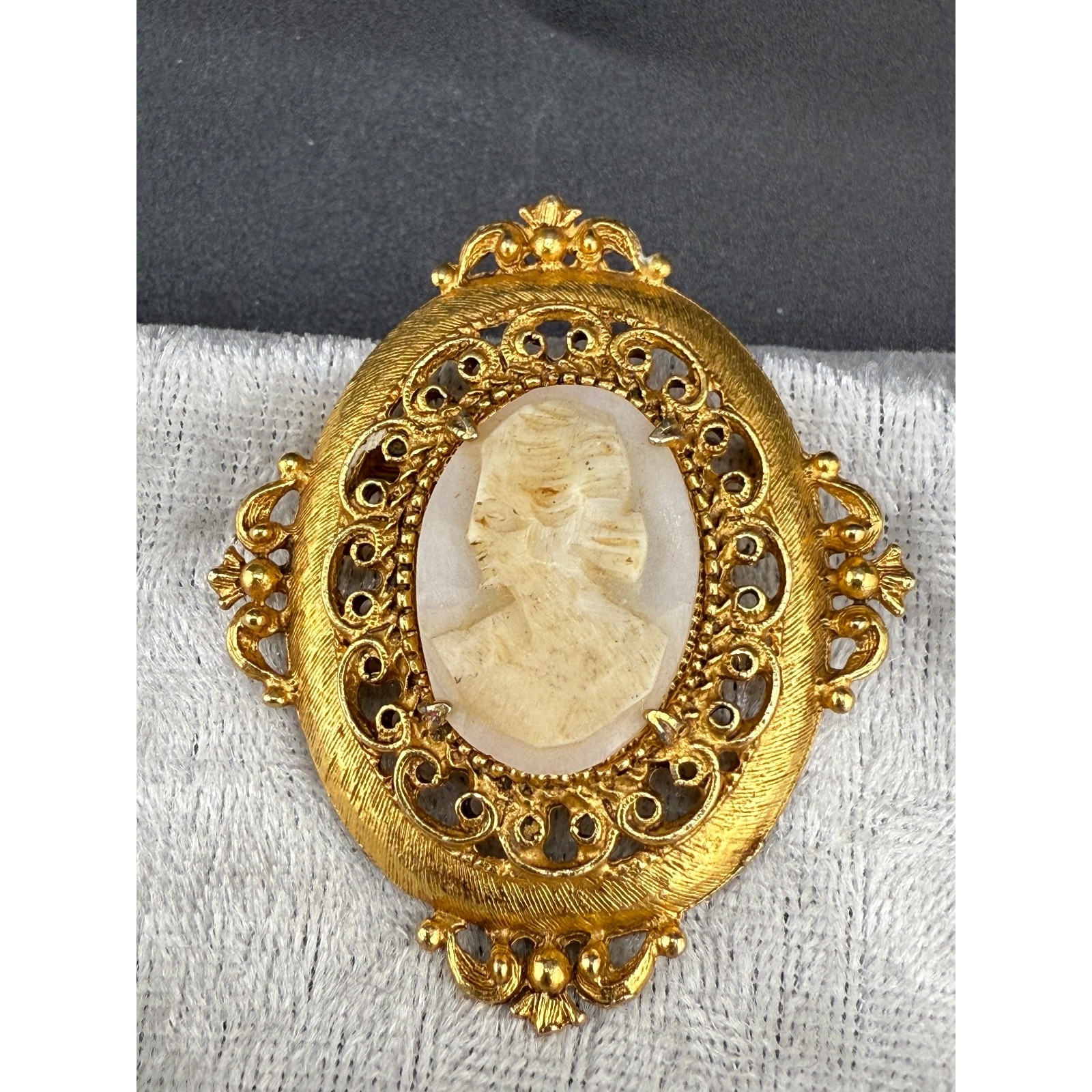 Vintage Florenza Cameo Brooch Left Facing Gold Tone 45$